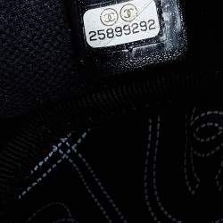 Pre Owned حقيبة صغيرة شانيل كاميليا  كوكو مارك بي في سي وجلد أسود / أبيض بالشعار