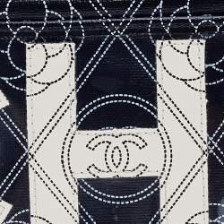 Pre Owned حقيبة صغيرة شانيل كاميليا  كوكو مارك بي في سي وجلد أسود / أبيض بالشعار