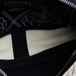 Pre Owned حقيبة صغيرة شانيل كاميليا  كوكو مارك بي في سي وجلد أسود / أبيض بالشعار