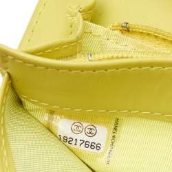 مملوكة مسبقًا محفظة شانيل بشعار سي سي جلد كافيار أصفر