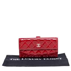 مملوكة مسبقًا Chanel Red Quilted Patent Leather CC Brilliant Continental Wallet