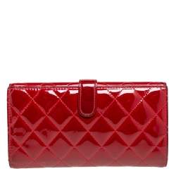 مملوكة مسبقًا Chanel Red Quilted Patent Leather CC Brilliant Continental Wallet