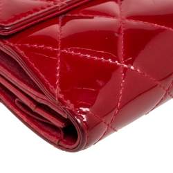 مملوكة مسبقًا Chanel Red Quilted Patent Leather CC Brilliant Continental Wallet