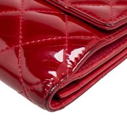 مملوكة مسبقًا Chanel Red Quilted Patent Leather CC Brilliant Continental Wallet