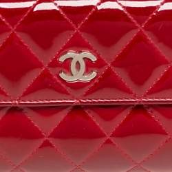مملوكة مسبقًا Chanel Red Quilted Patent Leather CC Brilliant Continental Wallet
