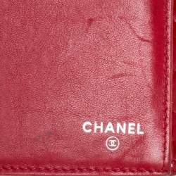 مملوكة مسبقًا Chanel Red Quilted Patent Leather CC Brilliant Continental Wallet
