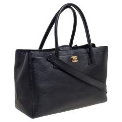 مملوكة مسبقًا حقيب ة يد شانيل سيرف شوبر جلد أسود 