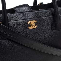 مملوكة مسبقًا حقيبة يد شانيل سيرف شوبر جلد أسود 