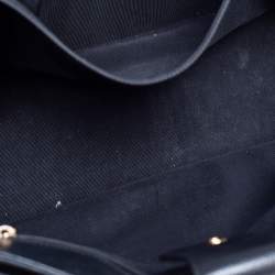 مملوكة مسبقًا حقيبة يد شانيل سيرف شوبر جلد أسود 