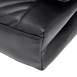 مملوكة مسبقًا حقيبة شانيل دايلي جلد مبطن أسود متعرج بقلاب