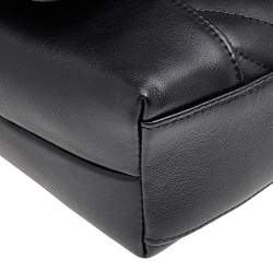 مملوكة مسبقًا حقيبة شانيل دايلي جلد مبطن أسود متعرج بقلاب