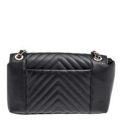 مملوكة مسبقًا حقيبة شانيل دايلي جلد مبطن أسود متعرج بقلاب