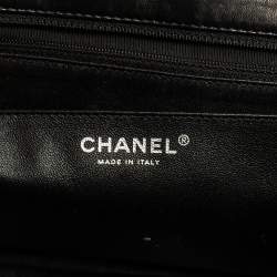 مملوكة مسبقًا حقيبة شانيل ماكسي كلاسيك جلد لامع مبطن أسود بقلاب مزدوج 