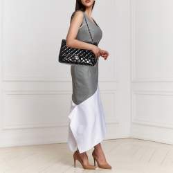 مملوكة مسبقًا حقيبة شانيل ماكسي كلاسيك جلد لامع مبطن أسود بقلاب مزدوج 