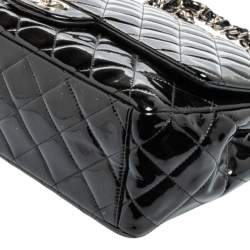 مملوكة مسبقًا حقيبة شانيل ماكسي كلاسيك جلد لامع مبطن أسود بقلاب مزدوج 