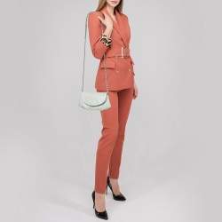 مملوكة مسبقًا محفظة بسلسلة شانيل هاف مون جلد كافيار أبيض