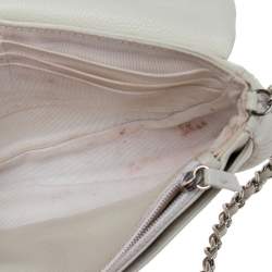 مملوكة مسبقًا محفظة بسلسلة شانيل هاف مون جلد كافيار أبيض