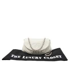 مملوكة مسبقًا محفظة بسلسلة شانيل هاف مون جلد كافيار أبيض