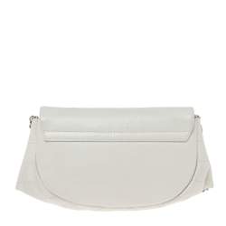 مملوكة مسبقًا محفظة بسلسلة شانيل هاف مون جلد كافيار أبيض