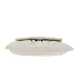 مملوكة مسبقًا محفظة بسلسلة شانيل هاف مون جلد كافيار أبيض