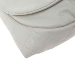 مملوكة مسبقًا محفظة بسلسلة شانيل هاف مون جلد كافيار أبيض