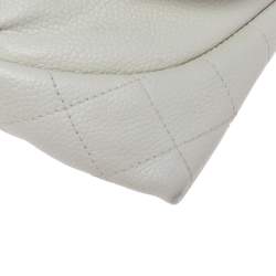 مملوكة مسبقًا محفظة بسلسلة شانيل هاف مون جلد كافيار أبيض