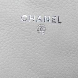 مملوكة مسبقًا محفظة بسلسلة شانيل هاف مون جلد كافيار أبيض