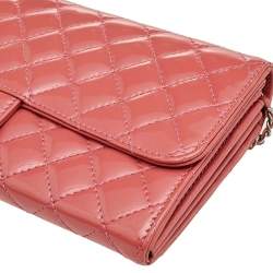 مملوكة مسبقًا محفظة بسلسلة شانيل جلد مبطن لامع برتقالي زهري مزين سي سي 