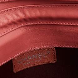 مملوكة مسبقًا محفظة بسلسلة شانيل جلد مبطن لامع برتقالي زهري مزين سي سي 