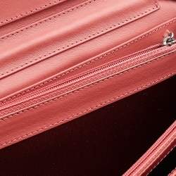 مملوكة مسبقًا محفظة بسلسلة شانيل جلد مبطن لامع برتقالي زهري مزين سي سي 