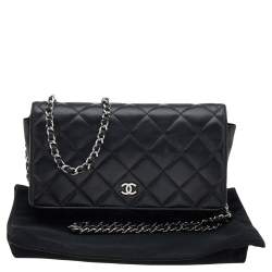 مملوكة مسبقًا محفظة بسلسلة شانيل كلاسيك جلد مبطن أسود