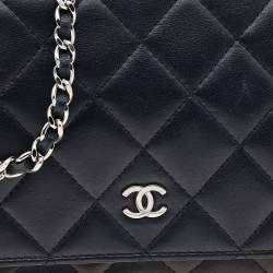 مملوكة مسبقًا محفظة بسلسلة شانيل كلاسيك جلد مبطن أسود