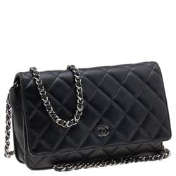 مملوكة مسبقًا محفظة بسلسلة شانيل كلاسيك جلد مبطن أسود