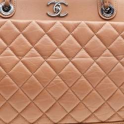 مملوكة مسبقًا حقيبة يد توتس شانيل شوبر جلد مبطن بيج سي سي