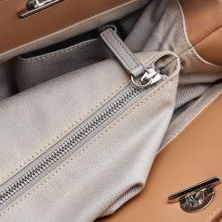 مملوكة مسبقًا حقيبة يد توتس شانيل شوبر جلد مبطن بيج سي سي