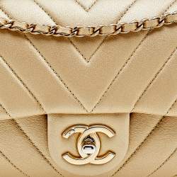 مملوكة مسبقًا حقيبة شانيل إيزي جلد مبطن شيفرون ذهبي بقلاب متوسطة