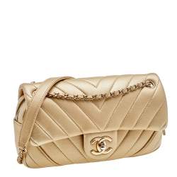 مملوكة مسبقًا حقيبة شانيل إيزي جلد مبطن شيفرون ذهبي بقلاب متوسطة