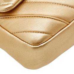 مملوكة مسبقًا حقيبة شانيل إيزي جلد مبطن شيفرون ذهبي بقلاب متوسطة