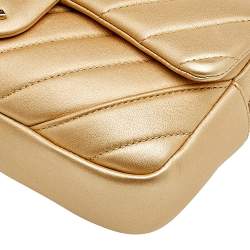 مملوكة مسبقًا حقيبة شانيل إيزي جلد مبطن شيفرون ذهبي بقلاب متوسطة