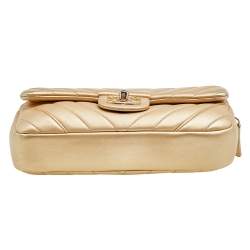 مملوكة مسبقًا حقيبة شانيل إيزي جلد مبطن شيفرون ذهبي بقلاب متوسطة