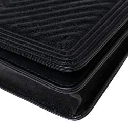 مملوكة مسبقًا حقيبة كلتش شانيل "WOC" نمط متعرج كلاسيك جلد لامع بيج