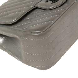 مملوكة مسبقًا Chanel Grey Shimmer Chevron Suede Mini CC Square Flap Bag
