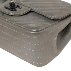 مملوكة مسبقًا Chanel Grey Shimmer Chevron Suede Mini CC Square Flap Bag