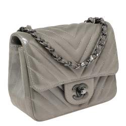مملوكة مسبقًا Chanel Grey Shimmer Chevron Suede Mini CC Square Flap Bag