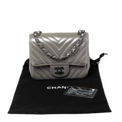 مملوكة مسبقًا Chanel Grey Shimmer Chevron Suede Mini CC Square Flap Bag