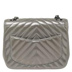 مملوكة مسبقًا Chanel Grey Shimmer Chevron Suede Mini CC Square Flap Bag