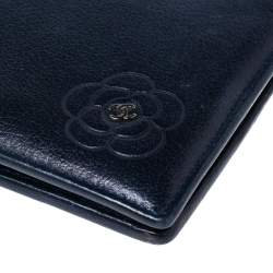 مملوكة مسبقًا Chanel Dark Blue Leather CC Camellia Bifold Wallet