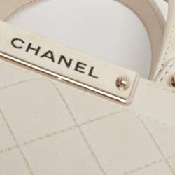Pre Owned Chanel White Quilted Leather Mini Label Click Tote