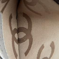 مملوكة مسبقًا محفظة بطاقات شانيل لاين كامبون جلد أسود مبطن