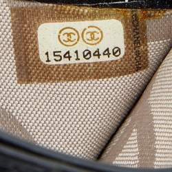 مملوكة مسبقًا محفظة بطاقات شانيل لاين كامبون جلد أسود مبطن